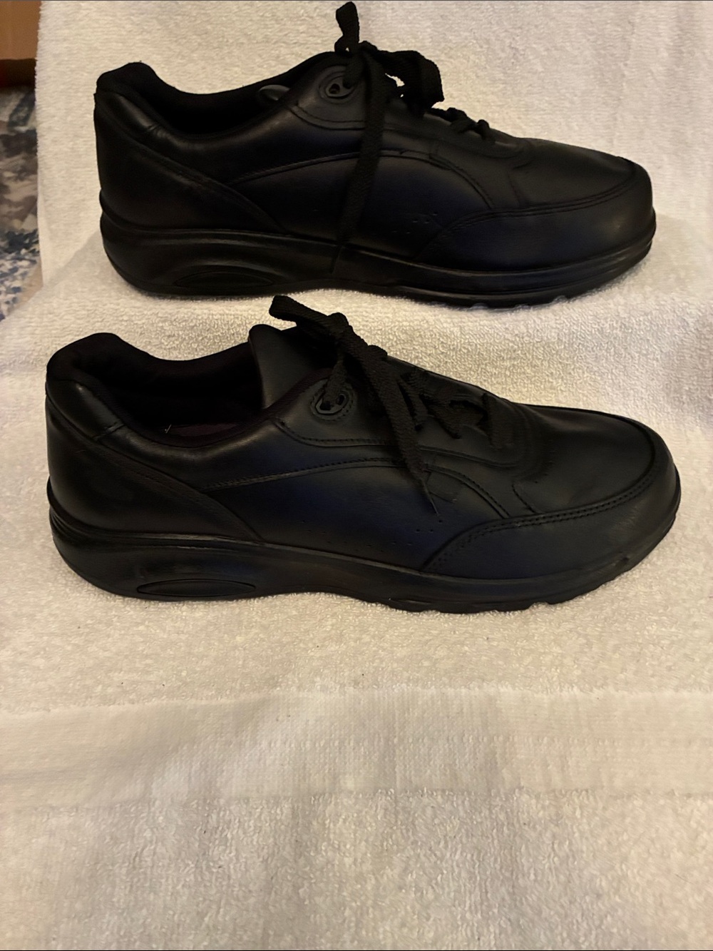 New Balance Men's Black Lace-Up Comfort Walking Shoes model MK706BL